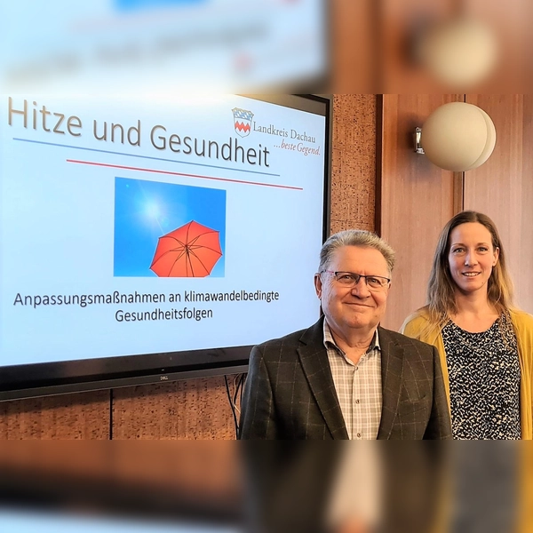 Der Vorsitzende des Landkreisseniorenbeirats Reinhold Heiß und Christina Ritter vom Gesundheitsamt. (Foto: LA Dachau / Stefanie Otterbein)