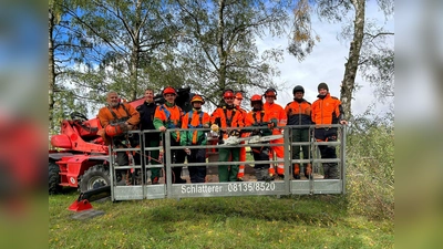 Feuerwehrleute aus Dachau, Hebertshausen, Indersdorf und Karlsfeld haben an dem Motorsägenkurs der Feuerwehr teilgenommen. (Foto: KBI Dachau)