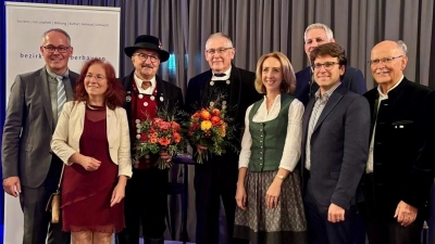 Auszeichnung für engagierte Bürger (von links): Thomas Schwarzenberger, Marianne Klaffki, Günter Dietz, Alfred Reiner, Stephanie Burgmaier, Christian Blatt, Florian Hartmann und Josef Mederer. (Foto: Bezirk Oberbayern)