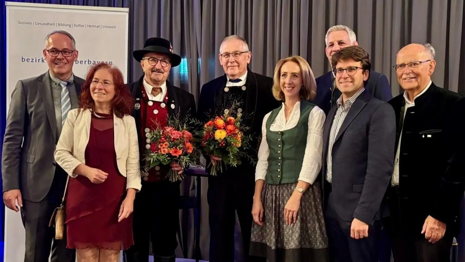 Auszeichnung für engagierte Bürger (von links): Thomas Schwarzenberger, Marianne Klaffki, Günter Dietz, Alfred Reiner, Stephanie Burgmaier, Christian Blatt, Florian Hartmann und Josef Mederer. (Foto: Bezirk Oberbayern)