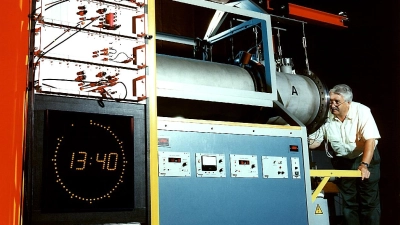 Genauer geht&#39;s bislang nicht: Die primäre Atomuhr CS2 der Physikalisch-Technischen Bundesanstalt misst das Verstreichen der Zeit. Die Atomuhren der PTB sind so exakt, dass sie weniger als eine einzige Sekunde falsch gingen - wenn sie bereits seit dem Aussterben der Dinosaurier laufen würden. (Foto: Physikalisch-Technische Bundesanstalt)