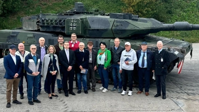 Mitglieder des CSU-Ortsverbandes Bergkirchen, Altbürgermeister Simon Landmann (Vierter von links), Ortsvorsitzender Erich Oßwald (Sechster von links), Bezirksrätin Stephanie Burgmaier (Fünfte von links) und kfm. Geschäftsführer Markus Helm (Siebter von links) vor dem Kampfpanzer Leopard 2.  (Foto: red)