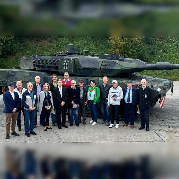 Mitglieder des CSU-Ortsverbandes Bergkirchen, Altbürgermeister Simon Landmann (Vierter von links), Ortsvorsitzender Erich Oßwald (Sechster von links), Bezirksrätin Stephanie Burgmaier (Fünfte von links) und kfm. Geschäftsführer Markus Helm (Siebter von links) vor dem Kampfpanzer Leopard 2.  (Foto: red)