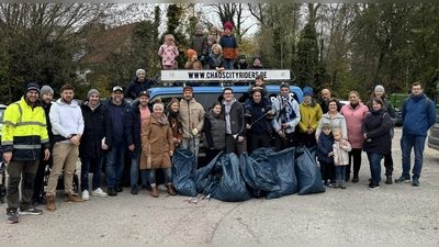 Müllsammelaktion in Dachau: Knapp 40 Freiwillige setzten gemeinsam mit den Chaoscityriders ein Zeichen für Umweltbewusstsein. (Foto: Chaoscityriders )