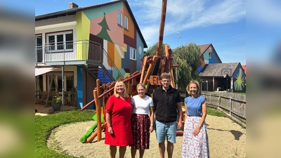 Zu Besuch im heilpädagogischen Kinderheim „die Wiege“ (von links): Gisela Kriegl (Inklusionsbeauftragte des Bezirks Oberbayern), Nina Piotrowski (Sozialpädagogin/die wiege), Philipp Barth (die wiege-Geschäftsführer) und Bezirksrätin Stephanie Burgmaier. (Foto: Stephanie Burgmaier )