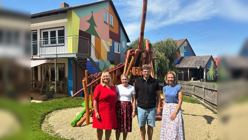 Zu Besuch im heilpädagogischen Kinderheim „die Wiege“ (von links): Gisela Kriegl (Inklusionsbeauftragte des Bezirks Oberbayern), Nina Piotrowski (Sozialpädagogin/die wiege), Philipp Barth (die wiege-Geschäftsführer) und Bezirksrätin Stephanie Burgmaier. (Foto: Stephanie Burgmaier )