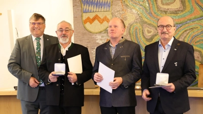 Landrat Stefan Löwl (links) ehrte u.a. Karl Böller, Stefan Sedlmair und Günter Dietz. (Foto: Landratsamt Dachau, Melitta Fischer)