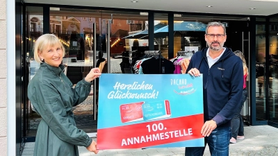 Beate Stapfer (Filialleiterin Rübsamen Dachau) und Ralf Weimer (Geschäftsführer Dachau handelt GmbH).<br> (Foto: Dachau handelt)