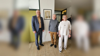 Zur Eröffnung (von li): 1. Bürgermeister Christian Blatt, Ferdl Huber und Gesa Blaas vom Kulturverein Erdweg. (Foto: Gemeinde Erdweg)
