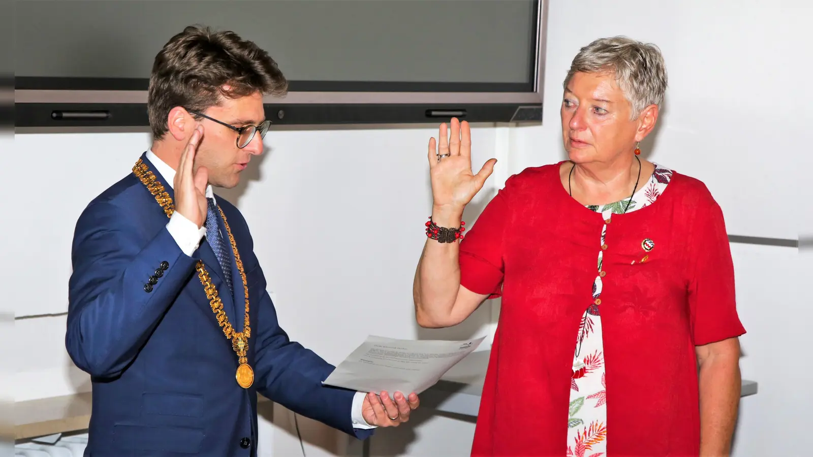 OB Florian Hartmann vereidigt Brigitte Hinterscheid. (Foto: Stadt Dachau)