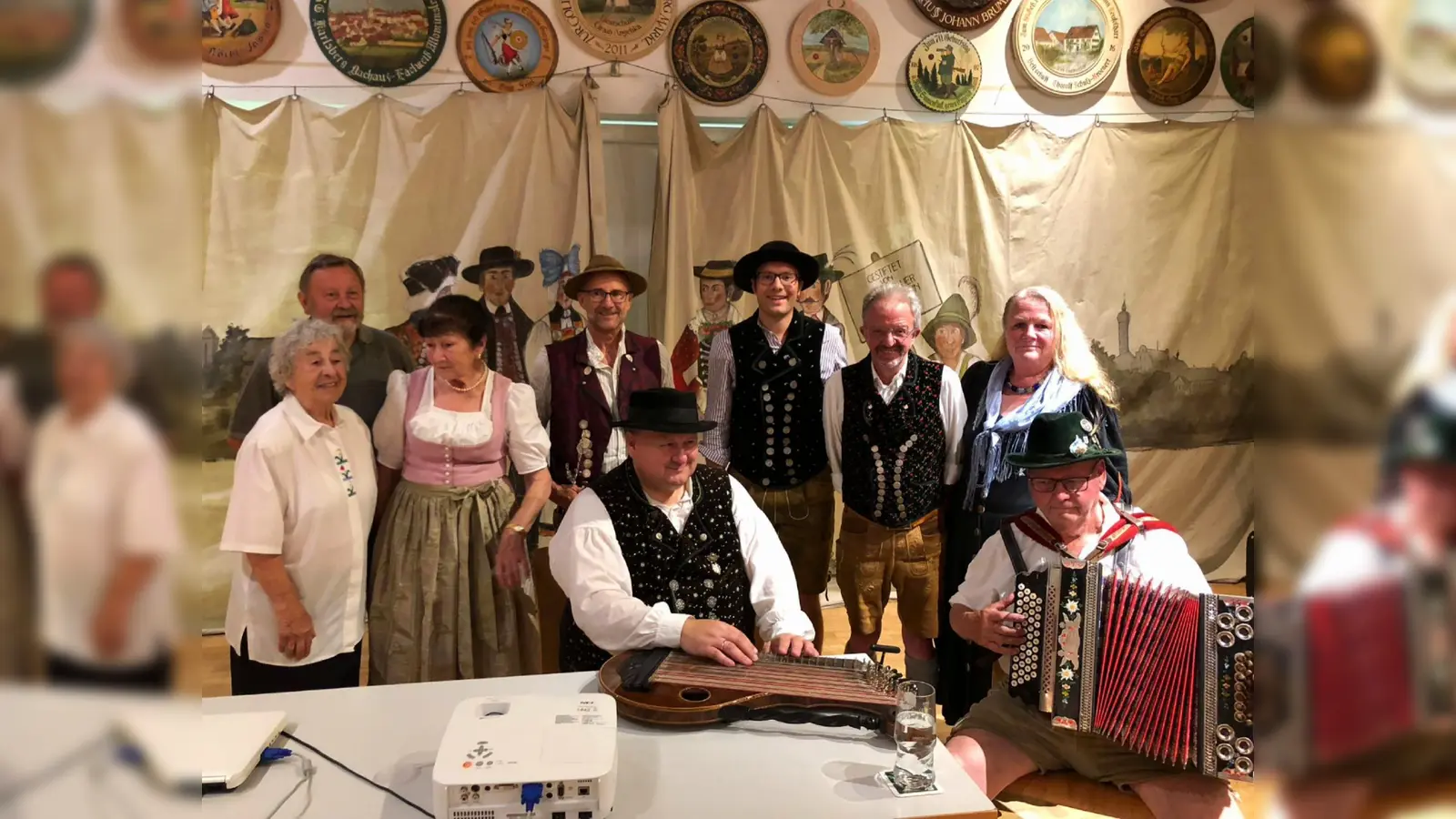 Die Buchautoren Hans Kornprobst und Robert Gasteiger mit den Mitgliedern des Karlsfelder Museumsvereins, Ampertaler-Vorstand Markus Erhorn und weiteren Vorstandsmitgliedern. (Foto: D'Ampertaler Dachau)