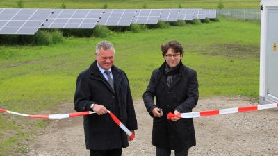 Oberbürgermeister Florian Hartmann (rechts) und Stadtwerke-Chef Robert Haimerl nahmen die neue PV-Anlage in Etzenhausen in Betrieb. (Foto: Stadtwerke Dachau / Stadt Dachau)