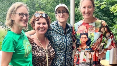 Susanne Bellmann, Biwi Niederreiter, Mercedes Berdonez und Katja Reichenberger (von links) organisierten mit Luisa Cuorvo (nicht im Bild) organisierten den Benefiz-Flohmarkt.<br> <br>  (Foto: Runder Tisch gegen Rassismus Dachau e.V.)