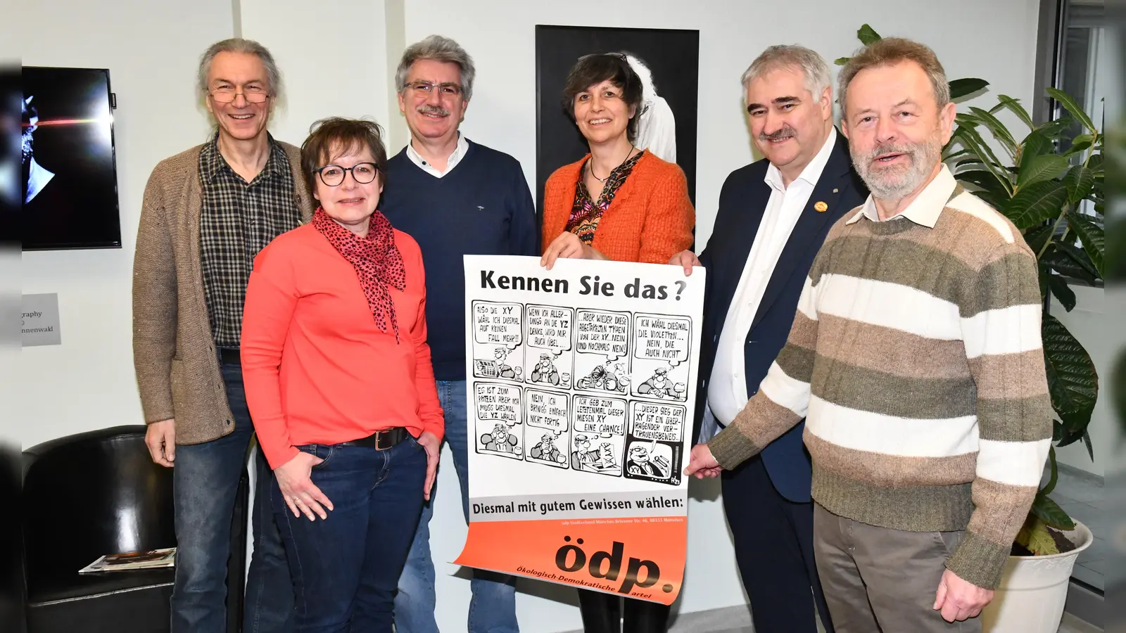 Der neue geschäftsführende ÖDP-Bezirksvorstand (v.l.): Schatzmeister Patrik Schlichte, Schriftführerin Angela Kern, Adrian Heim (Dachau), Rosi Reindl (Ebersberg), Wolfgang Reiter (Erding) sowie der ehemalige Bezirksvorsitzende Franz Hofmaier (Ingolstadt).  (Foto: Helmut Kauer)