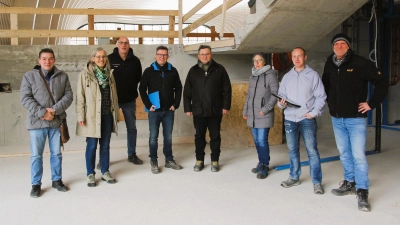 Das Architektenteam mit Sebastian Neuhaus (4.v.l.) und Josef Prokopetz (5.v.l.) gemeinsam mit Bauleiter Ralf Stierhof (ganz links), Projektplanern sowie Johanna Reiner, Abteilungsleiterin Bäder bei den Stadtwerken Dachau, (2.v.l.) auf der Baustelle.  (Foto: Stadtwerke Dachau)