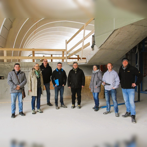 Das Architektenteam mit Sebastian Neuhaus (4.v.l.) und Josef Prokopetz (5.v.l.) gemeinsam mit Bauleiter Ralf Stierhof (ganz links), Projektplanern sowie Johanna Reiner, Abteilungsleiterin Bäder bei den Stadtwerken Dachau, (2.v.l.) auf der Baustelle.  (Foto: Stadtwerke Dachau)