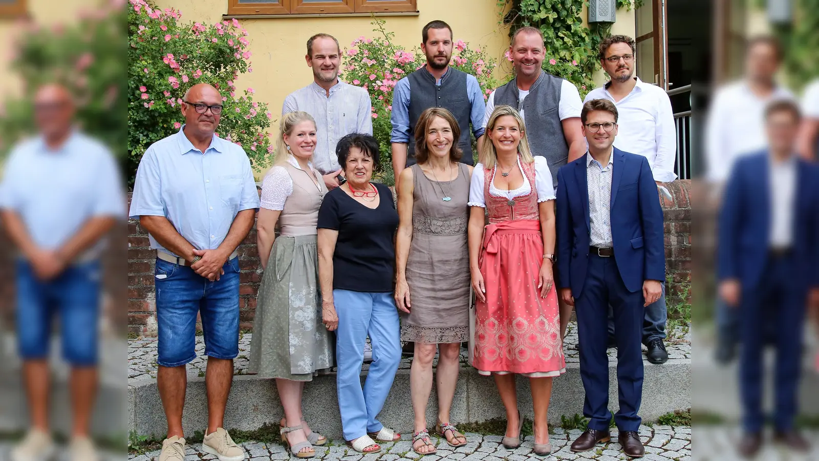 Auf ein zünftiges Volksfest freuen sich (hinten von li) Festwirt Ewald Zechner, Christian Hefele (Festzeltbetrieb Schweiger), Jürgen Vötter (Zieglers) und Kulturamtsleiter Tobias Schneider und (vorne von li) Schaustellersprecher Paul Tille, Daniela Hellmann (Partnerin von Ewald Zechner), Inge Stauß (Franziskaner Garten), Andrea Löffler (Kultramt), Andrea Schneider (Zieglers) und OB Florian Hartmann.  (Foto: Stadt Dachau)