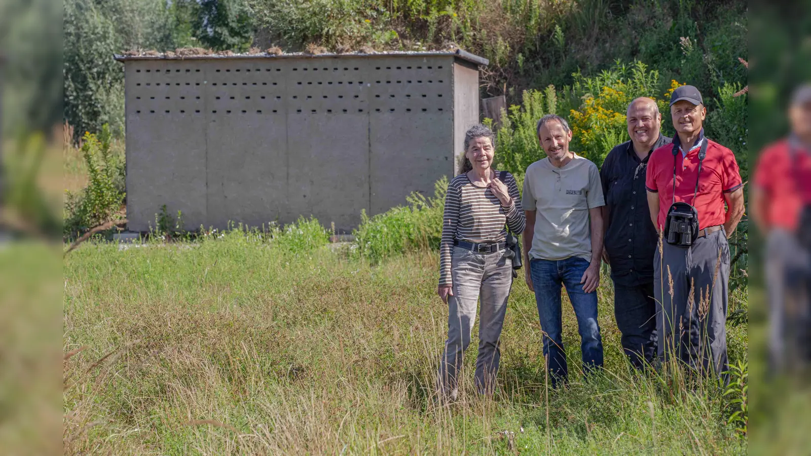 Gemeinsam vor der künstlischen Brutwand für die Uferschwalbe (von links): Sybille Hein (Untere Naturschutzbehörde), Fred Wilhelm, Cyrus Mahmoudi und Clemens Krafft vom LBV Dachau. (Foto: Bernhard Sturm)