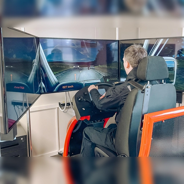 Im Simulator wurden die Feuerwehrleute auch mit dem unerwarteten Verhalten anderer Verkehrsteilnehmer konfrontiert. (Foto: Kreisbrandinspektion Dachau)