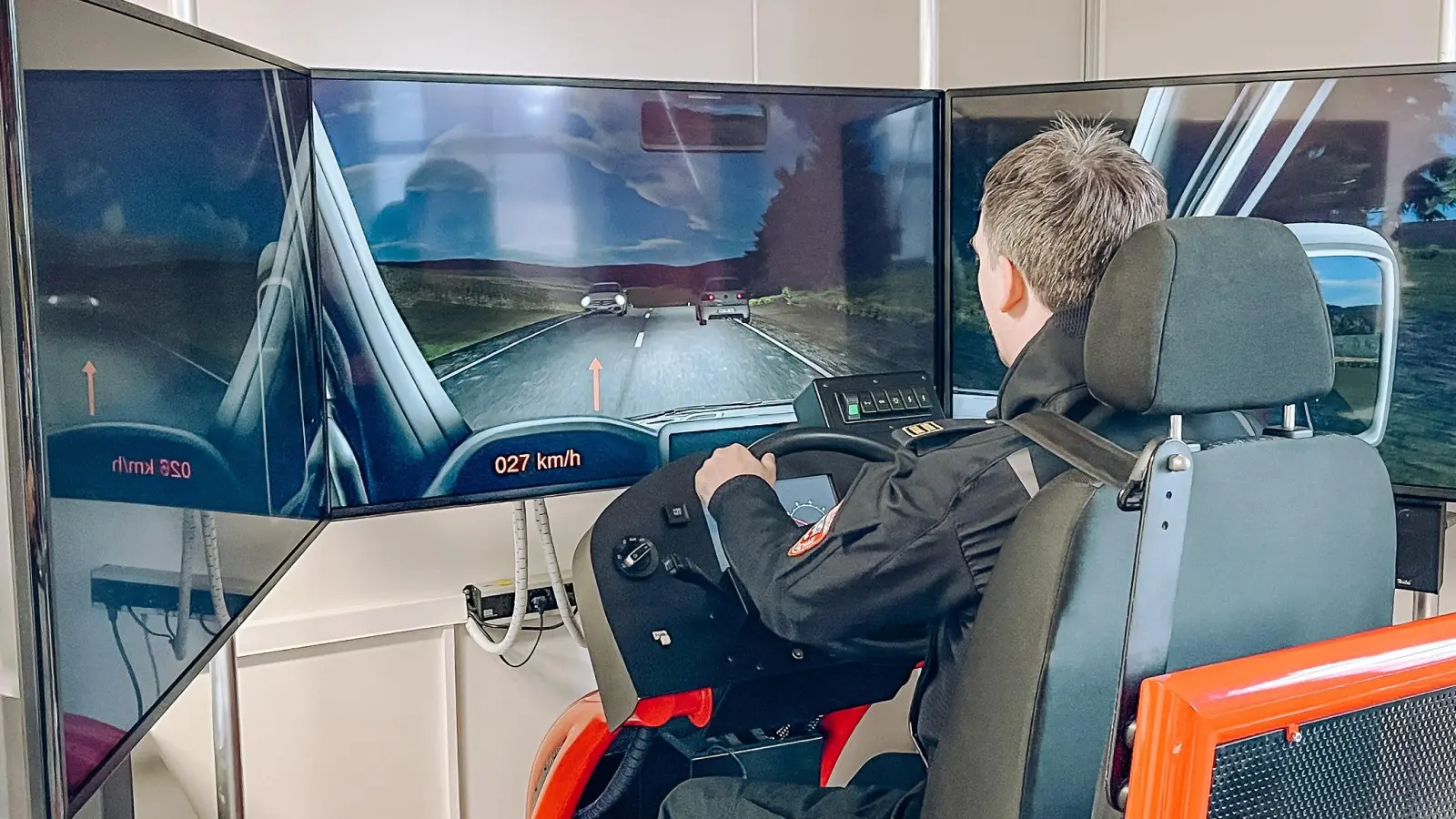 Im Simulator wurden die Feuerwehrleute auch mit dem unerwarteten Verhalten anderer Verkehrsteilnehmer konfrontiert. (Foto: Kreisbrandinspektion Dachau)