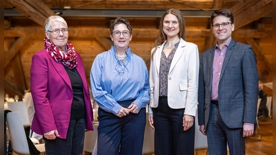 Marese Hoffmann (stv. Landrätin), Wiebke Kappaun, Marina Braun (Vorständin AWO Dachau) und Oberbürgermeister Florian Hartmann (von links). (Foto: Fa. Viereck)