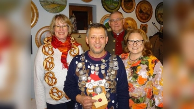 Ute Mowitz-Rudolpf, Franz Graßl, Alfred Reiner und Katja Graßl (von links). Schützenmeisterin Katja Graßl, die zusammen mit dem Bezirks- und Gauschützenmeister Alfred Reiner die Proklamation der Könige durchführte, freute sich auch über das Geschenk, das Reiner ihr nachträglich zum 75. Vereinsjubiläum vom Gau überreichte.<br> (Foto: Almenrausch und Edelweiß Pellheim)