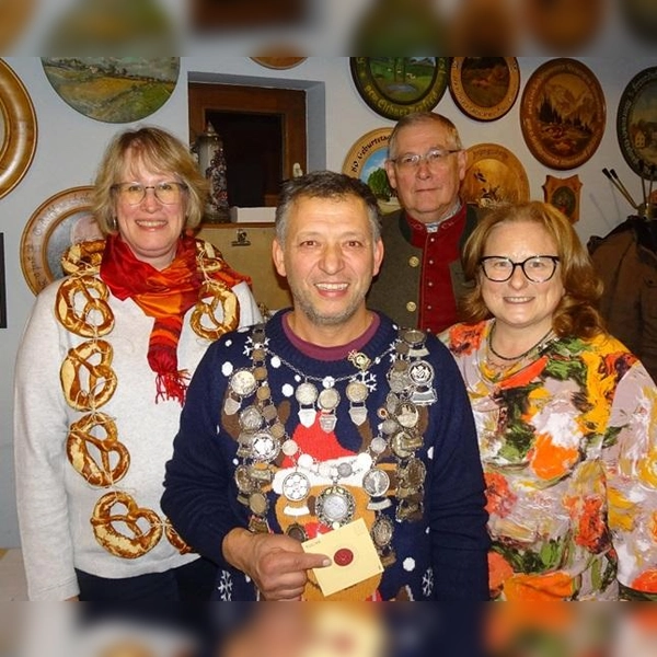 Ute Mowitz-Rudolpf, Franz Graßl, Alfred Reiner und Katja Graßl (von links). Schützenmeisterin Katja Graßl, die zusammen mit dem Bezirks- und Gauschützenmeister Alfred Reiner die Proklamation der Könige durchführte, freute sich auch über das Geschenk, das Reiner ihr nachträglich zum 75. Vereinsjubiläum vom Gau überreichte.<br> (Foto: Almenrausch und Edelweiß Pellheim)