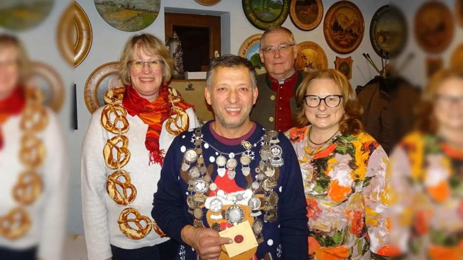 Ute Mowitz-Rudolpf, Franz Graßl, Alfred Reiner und Katja Graßl (von links). Schützenmeisterin Katja Graßl, die zusammen mit dem Bezirks- und Gauschützenmeister Alfred Reiner die Proklamation der Könige durchführte, freute sich auch über das Geschenk, das Reiner ihr nachträglich zum 75. Vereinsjubiläum vom Gau überreichte.<br> (Foto: Almenrausch und Edelweiß Pellheim)