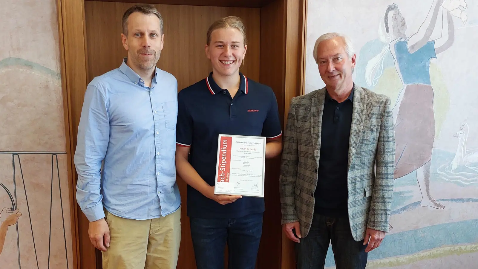 Kilian Breunig mit seinem Vater (links) und Karl Leitsbach (rechts). (Foto: Sparkasse)