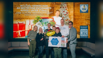 Therme Erding-Geschäftsführer Marcus Maier, Familie Wulf, Eileen Rostaing (Leitung Presse) und die stellvertretende Geschäftsleitung, Franziska Schmid (von rechts). (Foto: Therme Erding)