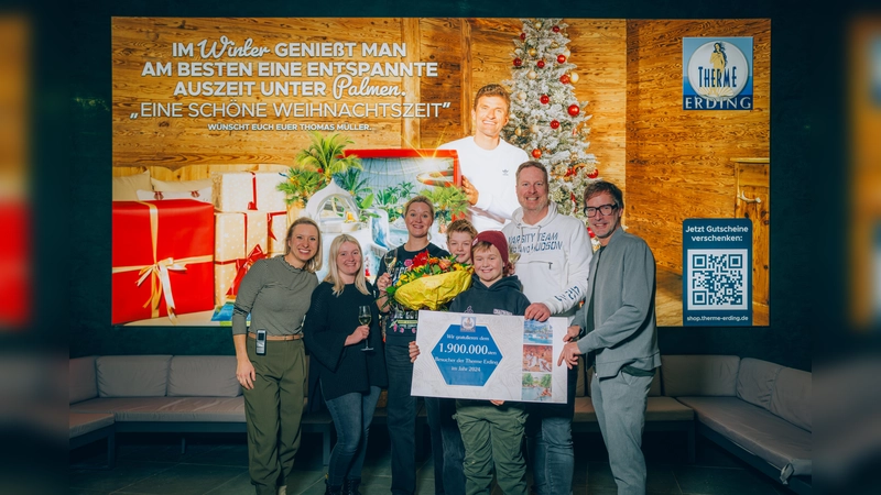 Therme Erding-Geschäftsführer Marcus Maier, Familie Wulf, Eileen Rostaing (Leitung Presse) und die stellvertretende Geschäftsleitung, Franziska Schmid (von rechts). (Foto: Therme Erding)